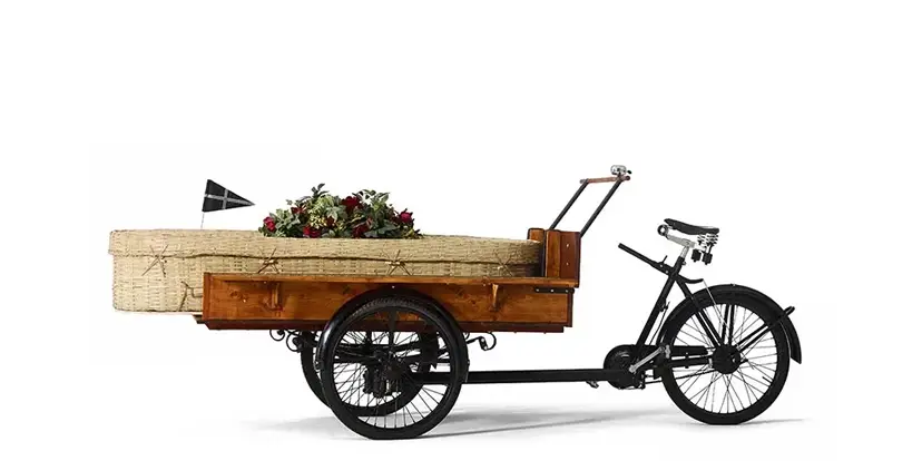Rouwbakfiets met kist als duurzaam en persoonlijk uitvaartvervoer