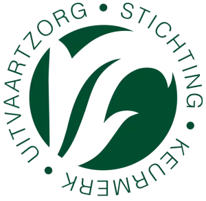 Logo van het Keurmerk Uitvaartzorg met een groen blad als symbool voor kwaliteit, transparantie en betrouwbaarheid in de uitvaartzorg.