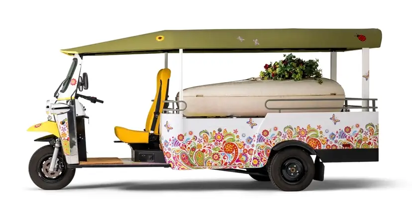 Bijzondere uitvaart met tuktuk met kist