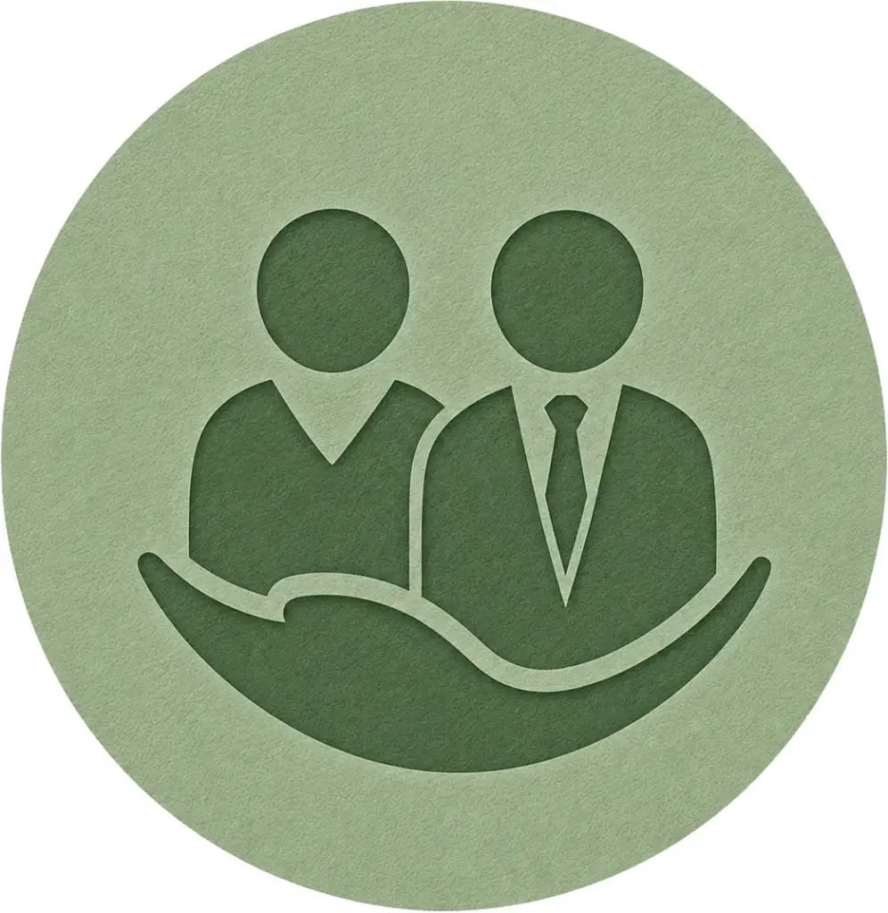 Groen pictogram van twee personen die worden ondersteund door een hand, symbool voor begeleiding en zorg.
