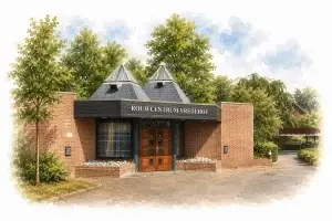 Aquarelillustratie van Rouwcentrum Vredehof op Begraafplaats Vredehof in Ridderkerk, met een karakteristieke entree, bakstenen gevels en omliggend groen, uitgevoerd in zachte tinten die vervagen naar wit.
