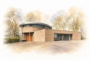 Aquarelillustratie van de Kapel Oud-Kralingen, een modern bakstenen gebouw met ronde entree, omringd door bomen en weergegeven in zachte tinten die vervagen naar wit.