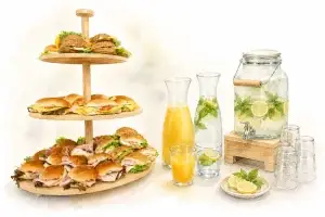 Aquarelillustratie van een etagère met luxe belegde broodjes naast een assortiment verfrissende dranken op een lichte achtergrond.