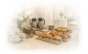 Aquarelillustratie van een verzorgde koffietafel met belegde broodjes, koffiekannen, kopjes en een bloemstuk op een lichte achtergrond.