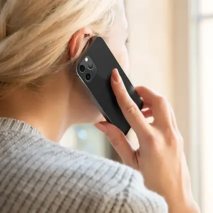 Persoon heeft direct contact en voert een telefoongesprek met een smartphone er is gelijk ondersteuning bij het regelen van een uitvaart.