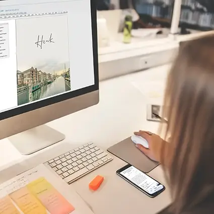 Ontwerpen van rouwkaart op computer