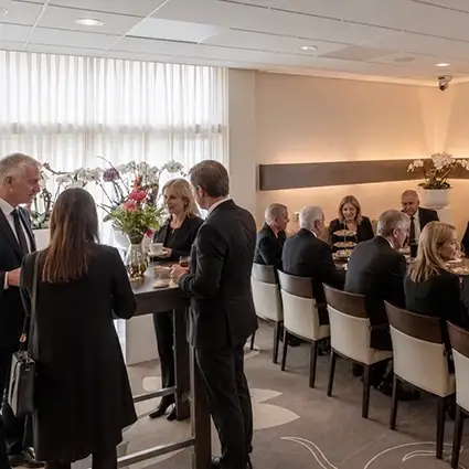 Nazit met catering in Rouwcentrum Hess waar mensen samenkomen na een uitvaart