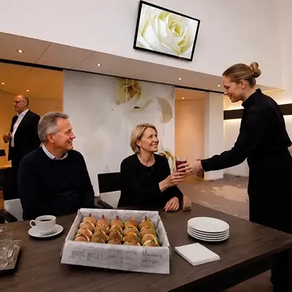 Catering na een uitvaart in rouwcentrum Overschie met koffie en hapjes