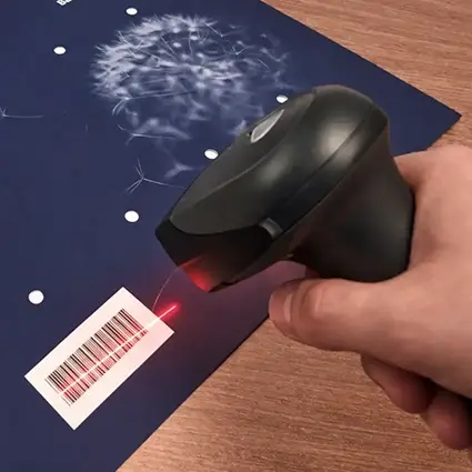 Barcode van verzendenvelop voor rouwkaarten wordt gescand met handscanner