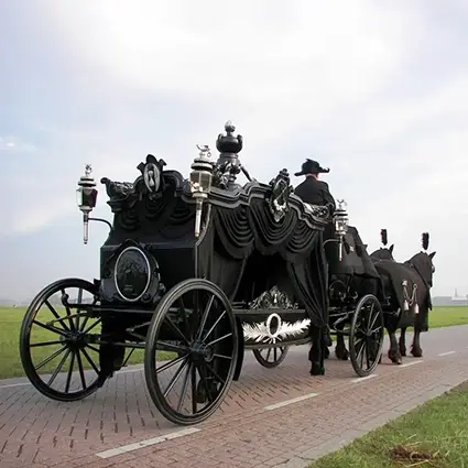 Klassieke rouwkoets met paarden tijdens uitvaart