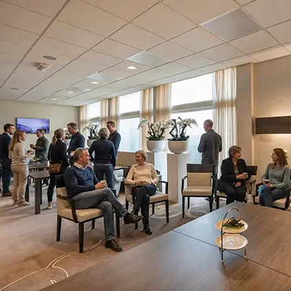 Nabestaanden samen in rouwcentrum van Hess uitvaartzorg