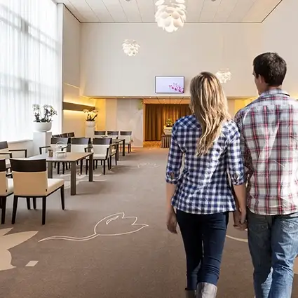 Aula van rouwcentrum Hess uitvaartzorg in Overschie met stel dat binnenloopt